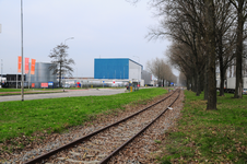 903921 Gezicht op de spooraansluiting van het industrieterrein Lage Weide te Utrecht, vanaf de Uraniumweg, met links de ...